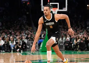 Tosan Evbuomwan ’23 dribbling with his right hand