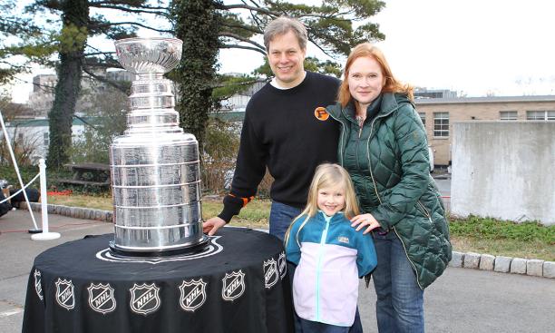 David Mordkoff ’01, Jane Carr ’00, and daughter Charlotte Carr-Mordkoff were among the Princeton fans who posed with the Stanley Cup during Hobey 100 Weekend Jan. 7.