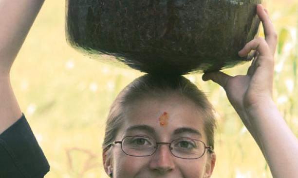 Lizzie Martin ’14, carrying water in Kanda, India.