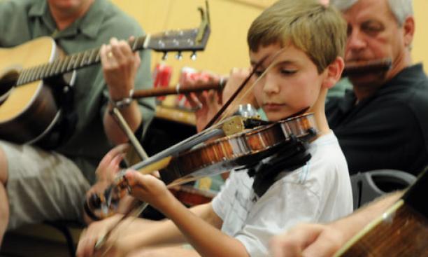 MUSIC SEISIÚ́N: Alumni and family members play traditional Irish tunes.