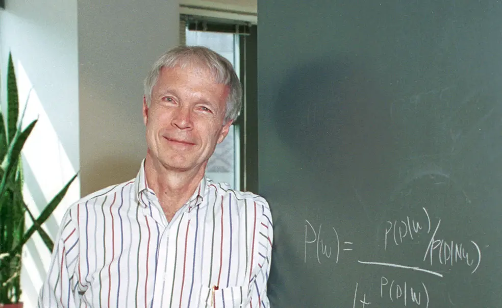 JohnHopfield_DA_001_1320.jpg John Hopfield in front of a chalkboard