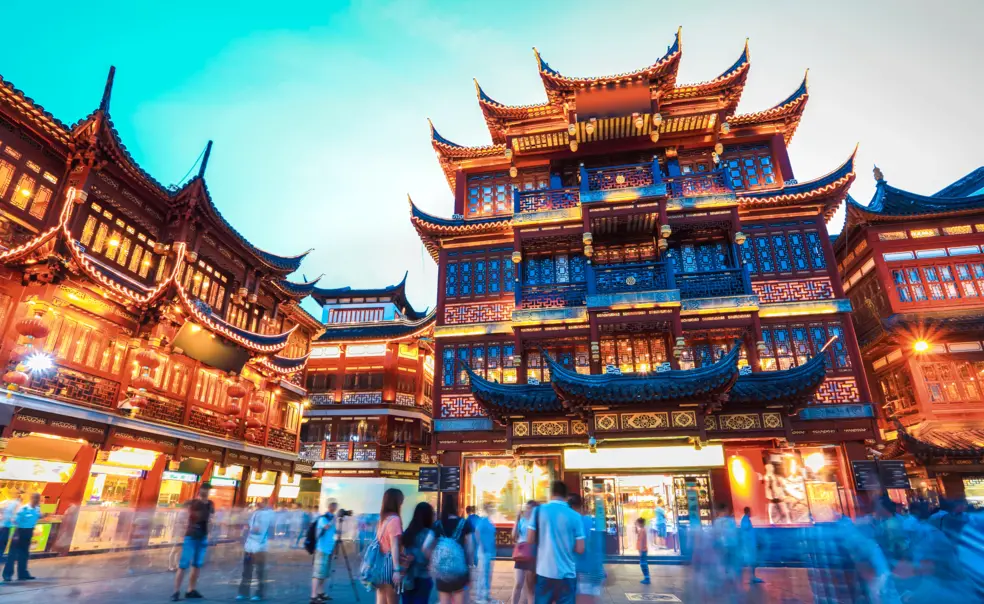 shanghai-yuyuan-garden_chungking----Adobe_54719899.gif Photo of the Yuyuan Garden in Shanghai, China with people surrounding it