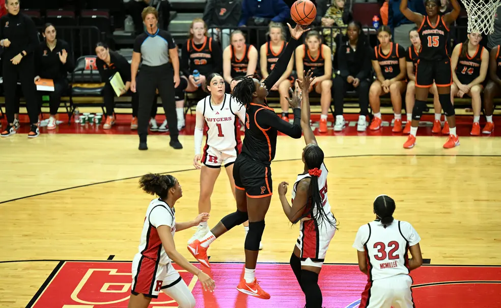 Women’s Basketball Finding Rhythm with Underclassman-Dominated Lineup