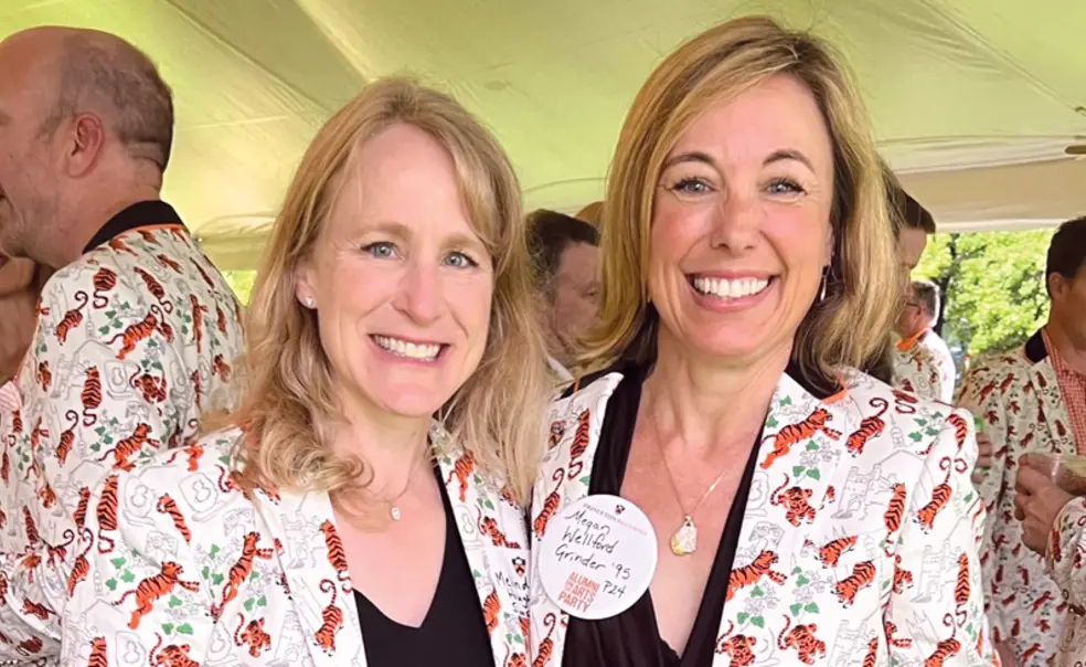 RG_Reunions Jacket Megan Wellford Grinde.jpg Melinda Hough Sims ’95, left, jacket committee chair, and Megan Wellford Grinder ’95 at their 27th reunion