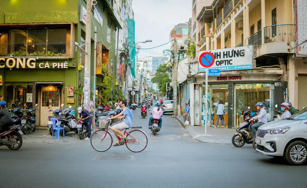Darren Joe ’02 Pairs Saigon’s Hidden Alleyway Gems With Tourist Spots