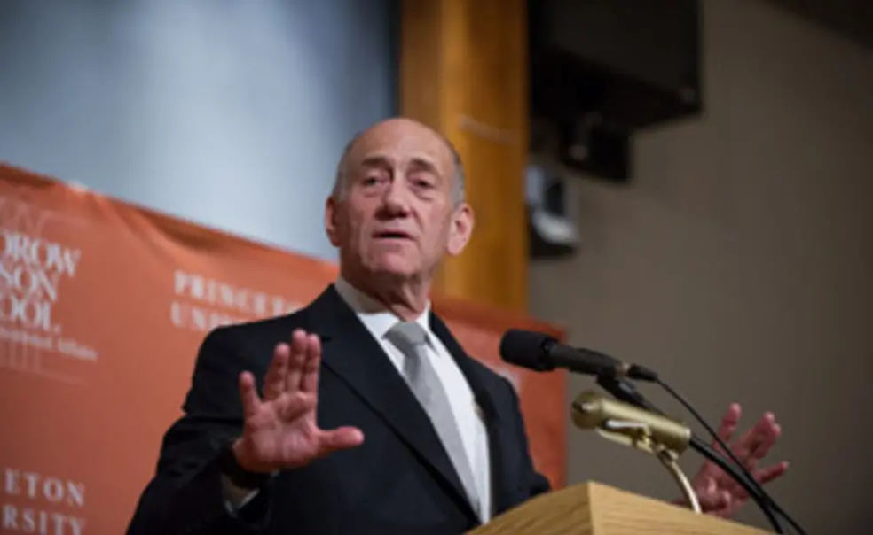 Olmert discusses territorial issues, nuclear Iran in campus speech