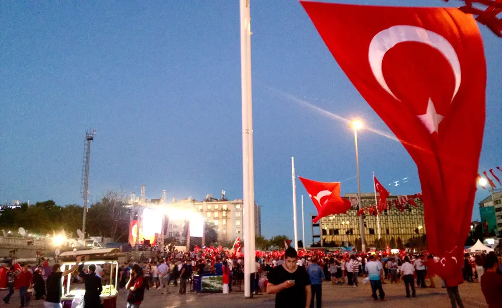 1_Crowds_Taksim.jpg