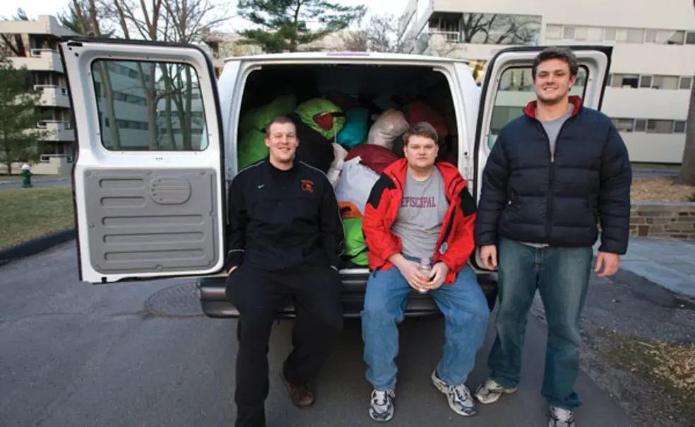 LIVE.NB_AgenciesLaundry.jpg Robert Brueswitz ’08, left, and Bobby Morris ’10 of the Laundry Agency making a delivery.