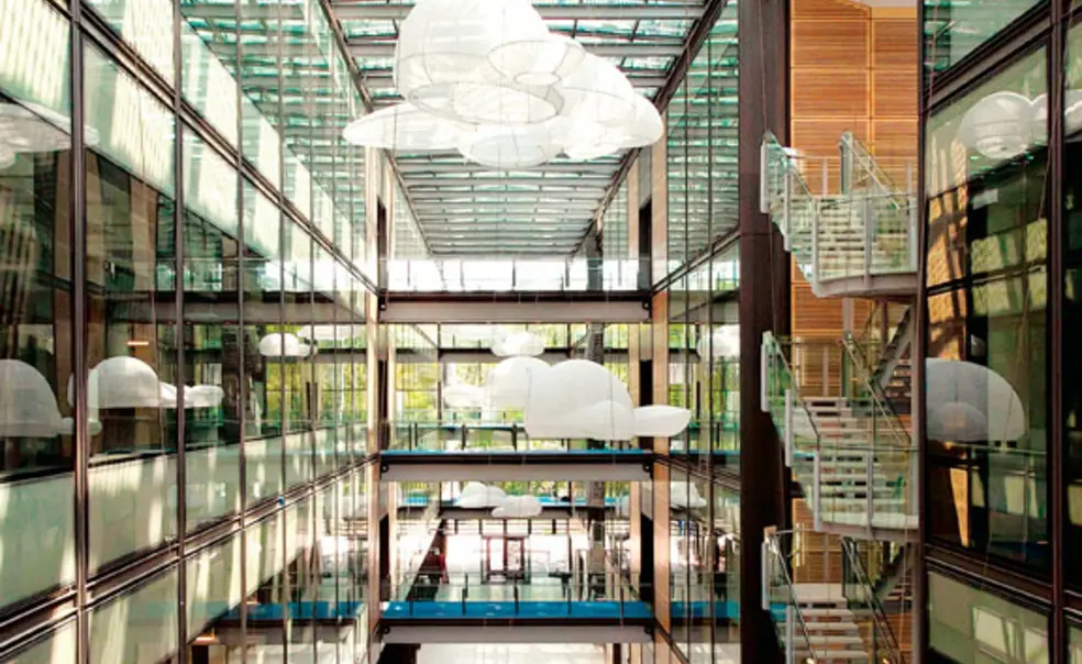 LIVE.NB_CHEM_AtriumRev.jpg The focal point of the new chemistry building is the 75-foot-high atrium, called Taylor Commons. Research labs on the left are connected by 27-foot-long pedestrian bridges to offices on the right.