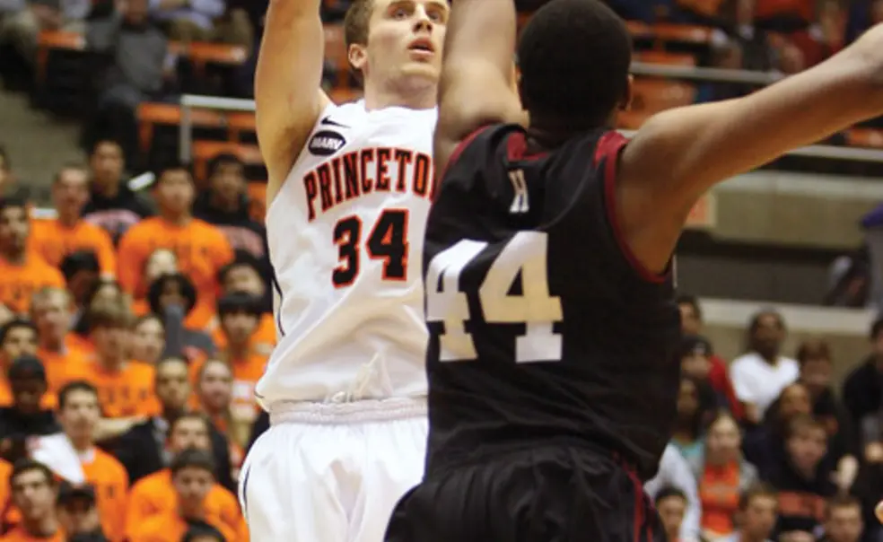 Men's basketball outplays Harvard for early Ivy lead Men's basketball outplays Harvard for early Ivy lead