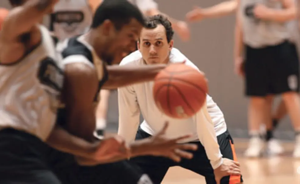 New head coach Henderson ’98 shoots for growth and continuity