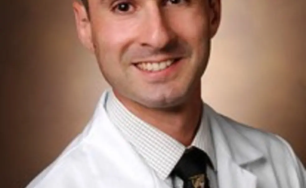 Nights in the ER: Muñoz ’00 Chronicles His Journey to Becoming a Doctor