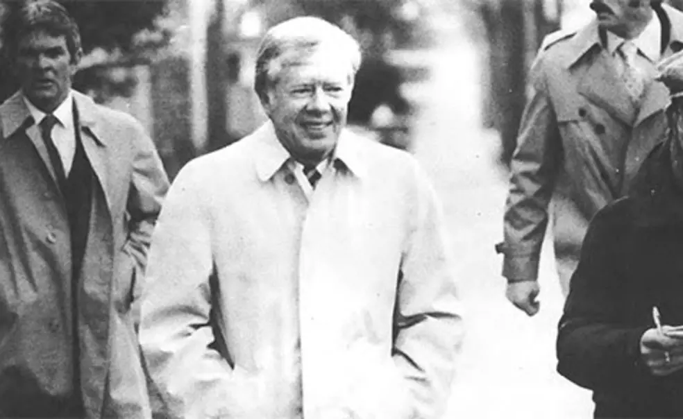 Jimmy Carter tours the campus with help from guide/reporter Kirk Petersen â80, right. (Daily Princetonian Archives)