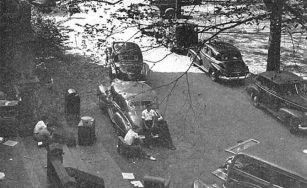 Upperclassmen move in to Witherspoon Hall in September 1948. (Alan W. Richards/PAW Archives)