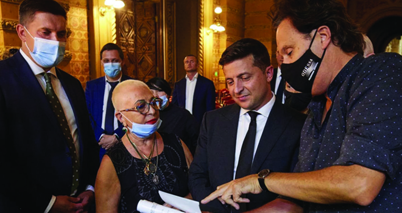 Hobart Earle ’83, right, conductor of the Odessa Philharmonic Orchestra, speaks to Ukrainian President Volodymyr Zelenskyy in September 2020. Looking on are the governor of the Odessa region, Maksym Kutsyi, and Philharmonic Hall director Halyna Zitser.