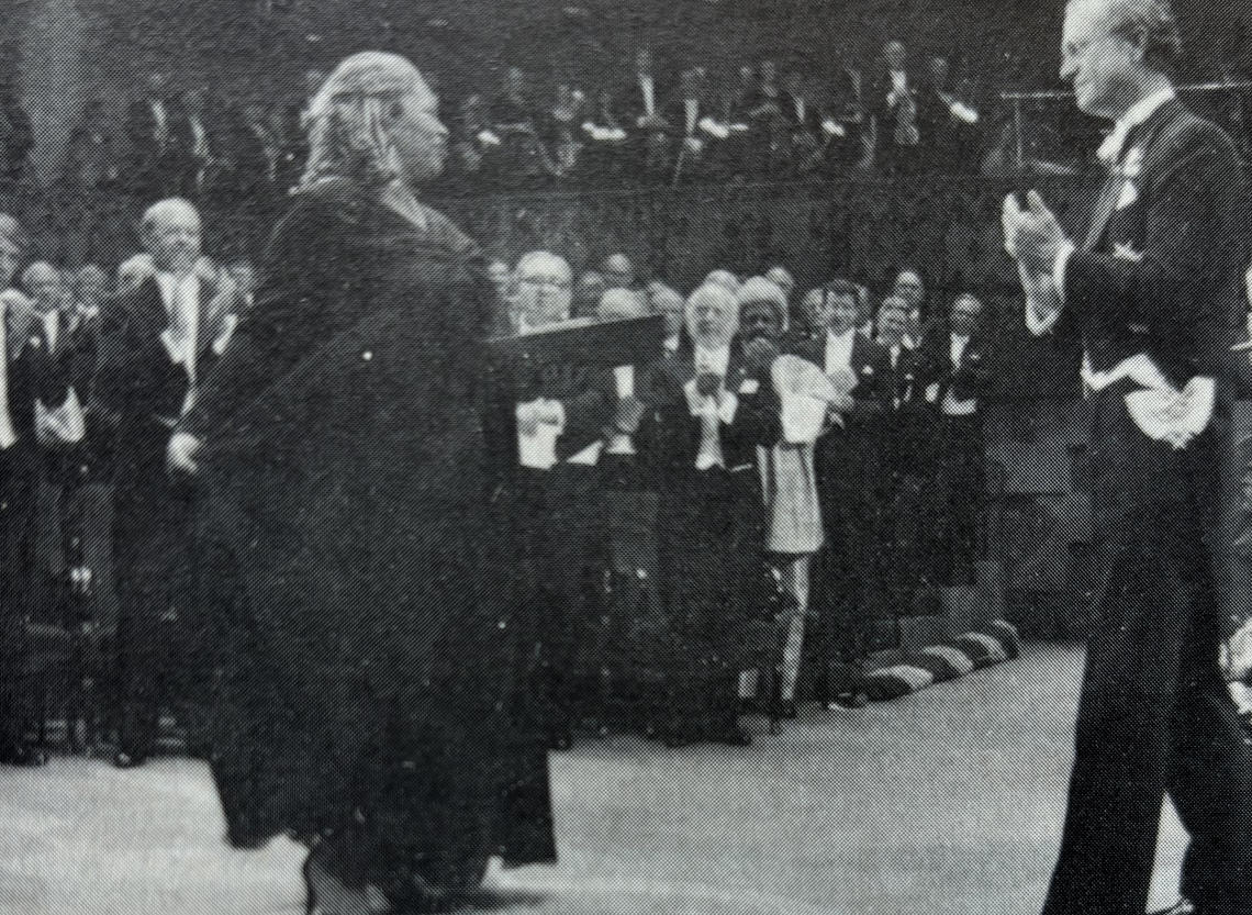 Toni Morrison receives her Nobel Prize from the King of Sweden and acknowledges the applause of the crowd.