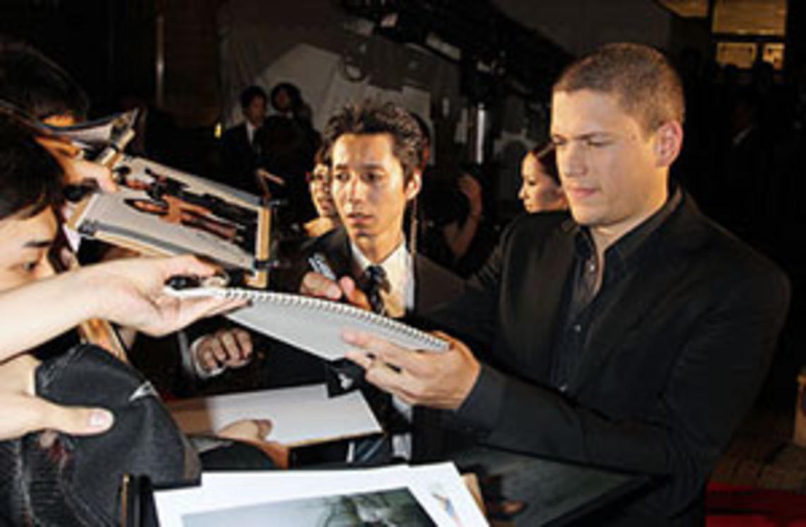i-b58b8d0bea5d2370baf85b5a8e878783-miller_ZP_300_5.jpg Wentworth Miller signing autographs