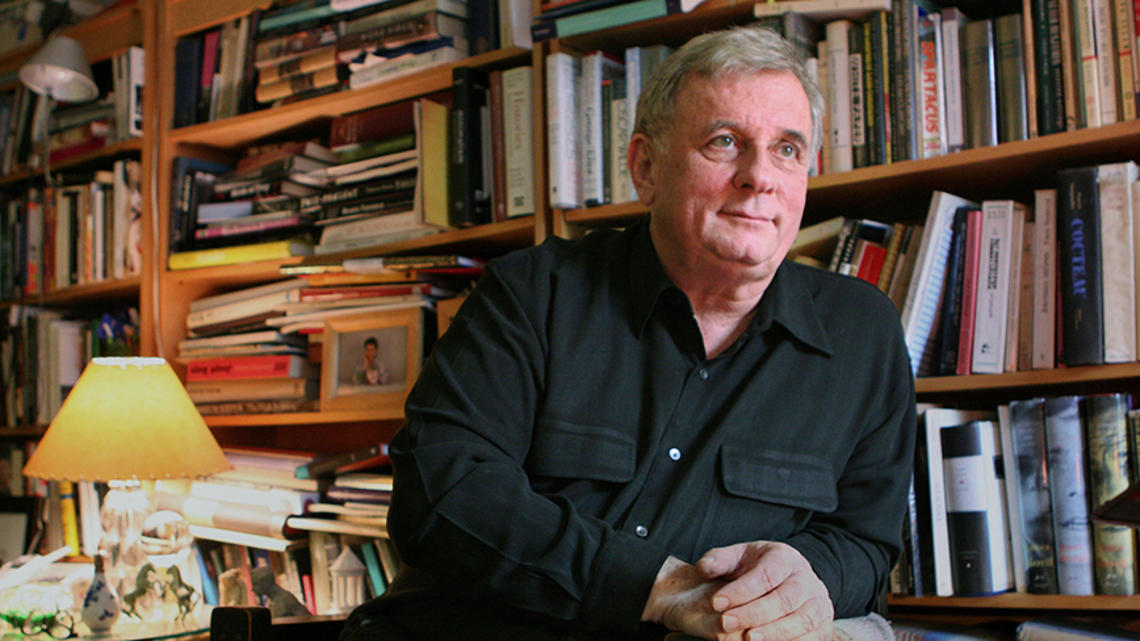 EdmundWhite_AP_2006.jpg Edmund White in front of a bookcase jammed with books.