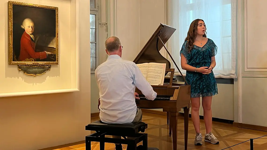 Talia Czuchlewski ’26 sings at Mozart's house