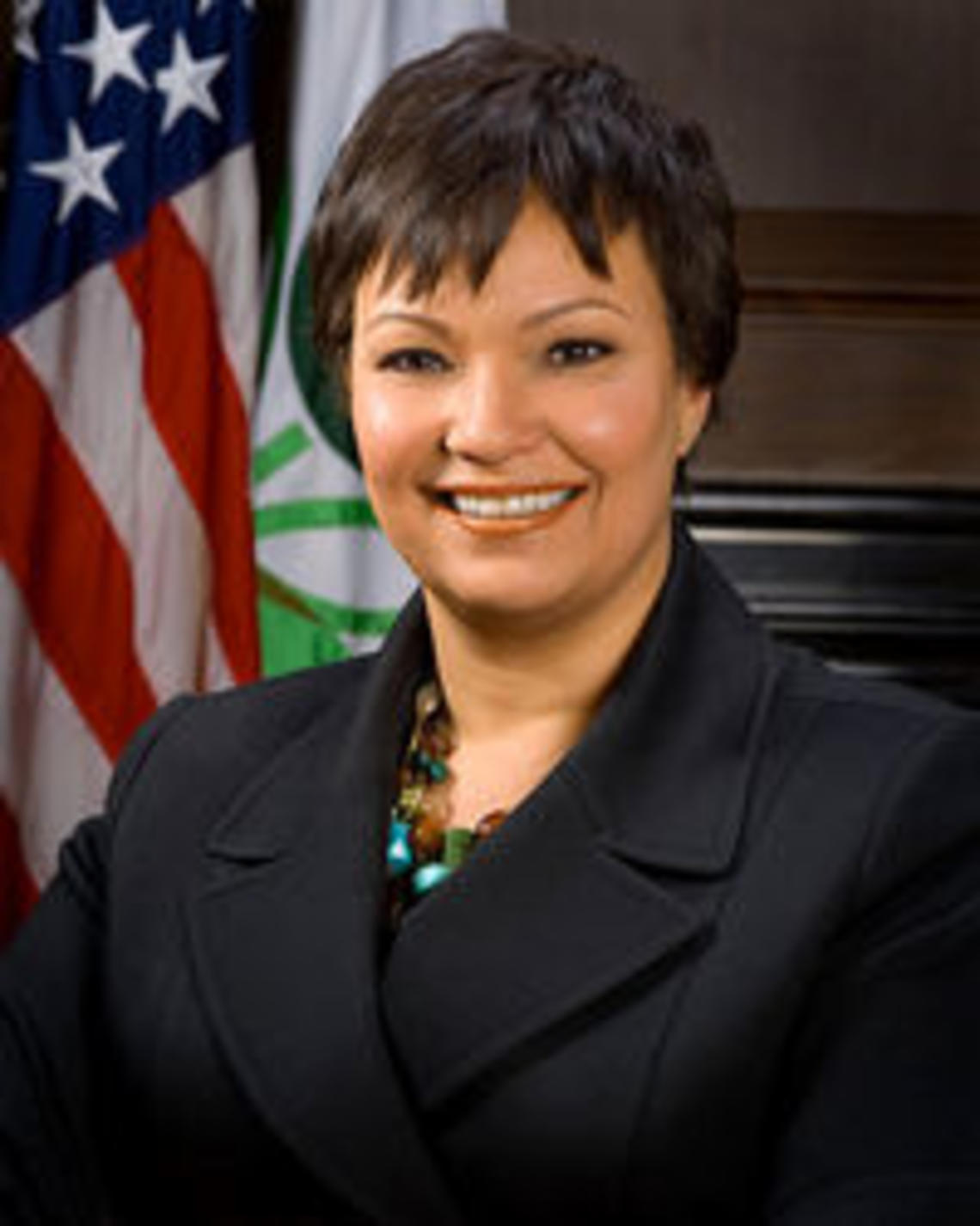 10333-480px-Lisa_P._Jackson_official_portrait-thumb-200x250-10332.jpg
