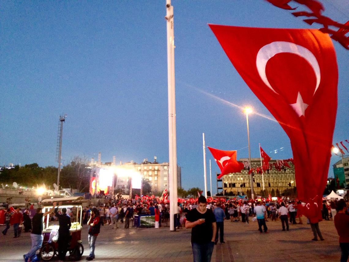 1_Crowds_Taksim.jpg 1_Crowds_Taksim.jpg