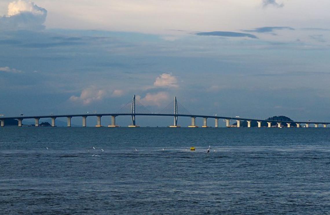 640px-West_section_of_Hong_Kong-Zhuhai-Macau_Bridge_(20180902174105).jpg