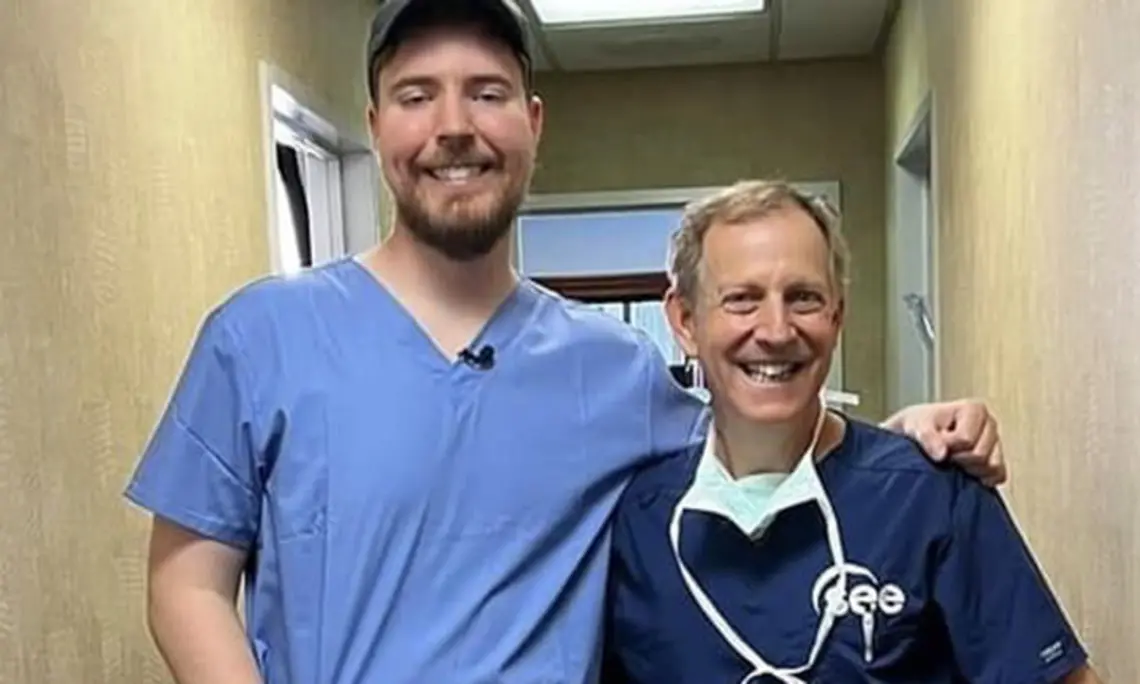 JeffandMrBeast_cropped.jpg MrBeast, left, with Jeff Levenson ’80.