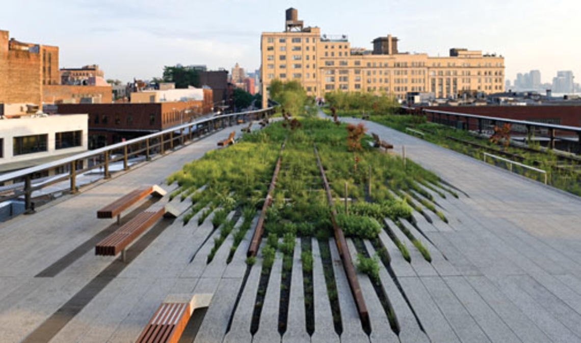 View of the High Line between Little West 12th Street and West 13th Street, looking south.