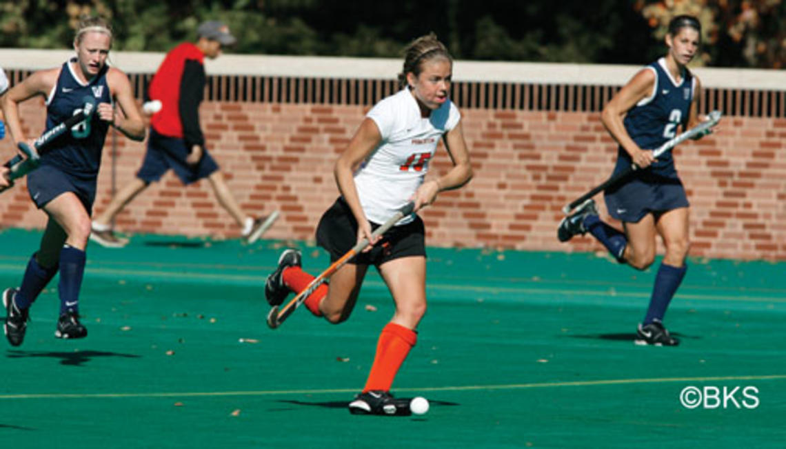  Kathleen Sharkey ’12 (center)