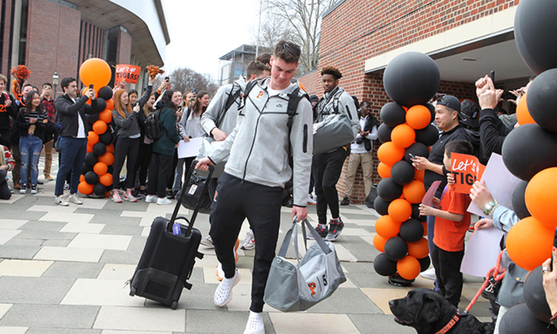 Students cheer for the men’s basketball players as they hit the road for Louisville, Kentucky, where they’ll play Creighton in the NCAA Sweet 16.