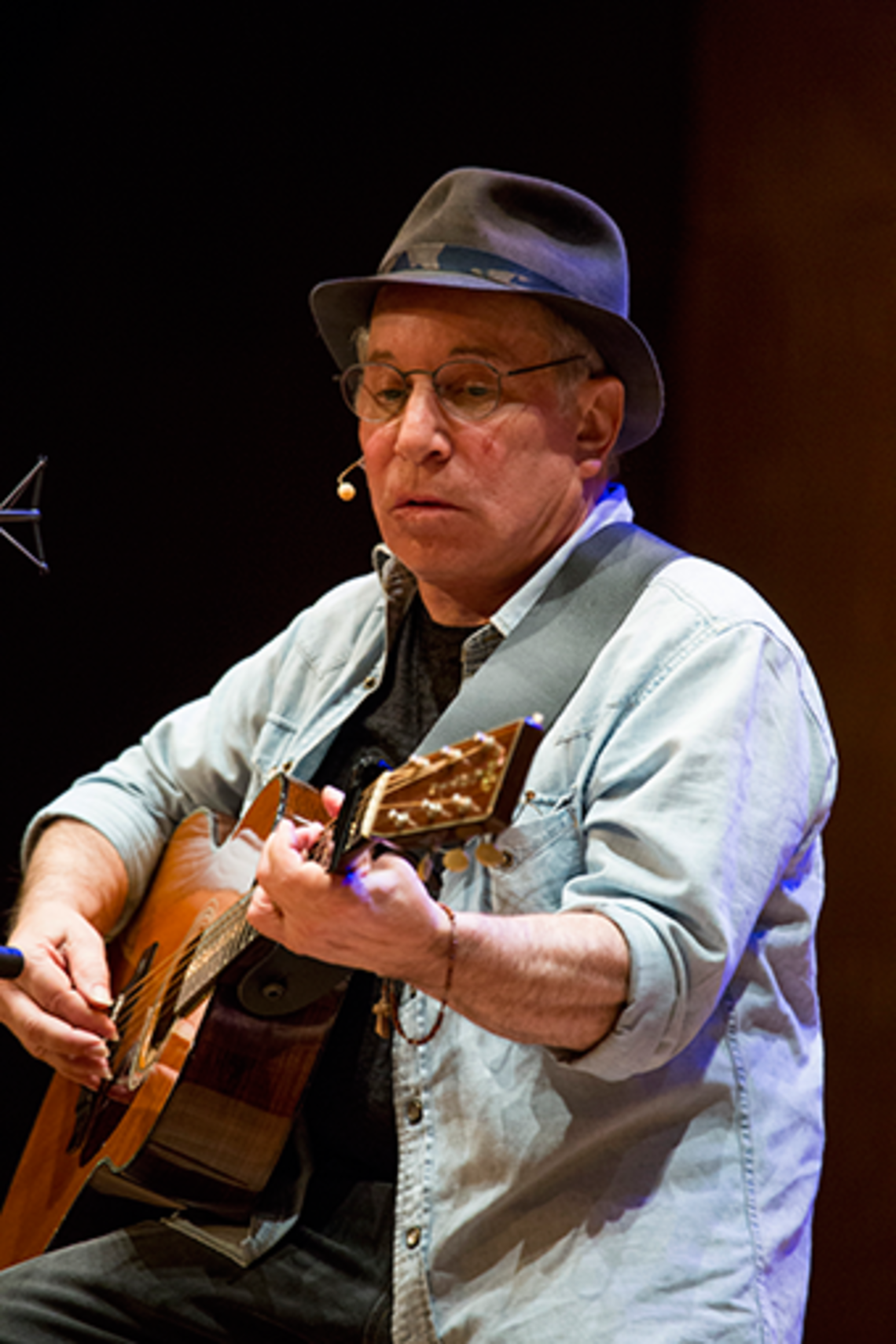 Paul Simon performs at Richardson Auditorium March 3. (Denise Applewhite/Office of Communications)