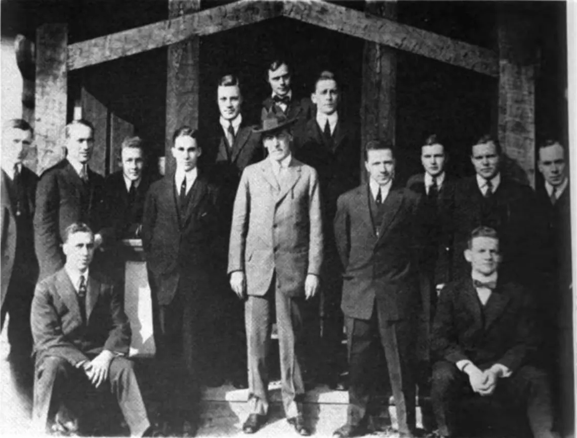 Woodrow Wilson surrounded by undergraduates. 