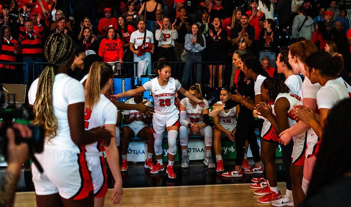 All eyes are on Kaitlyn Chen ’24 court side.