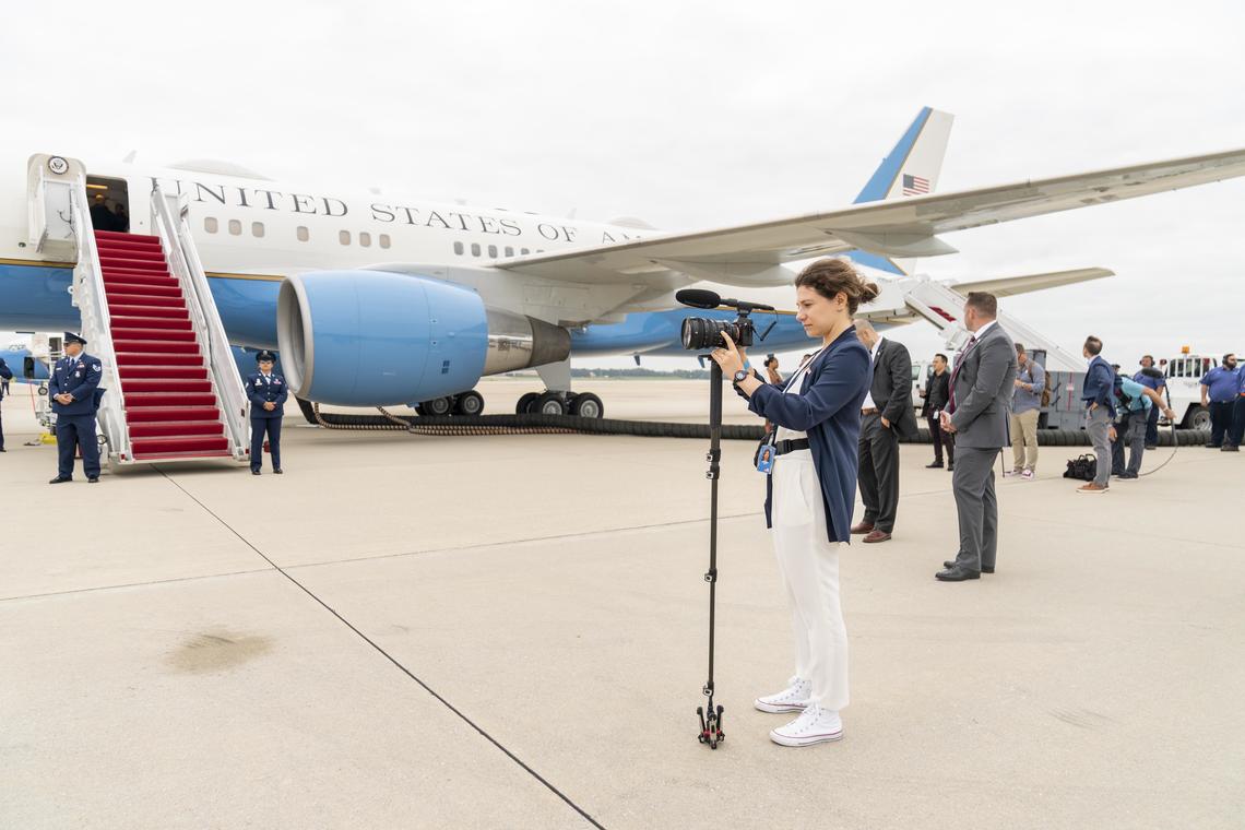 Azza Cohen ’16 and her camera outside Air Force One.