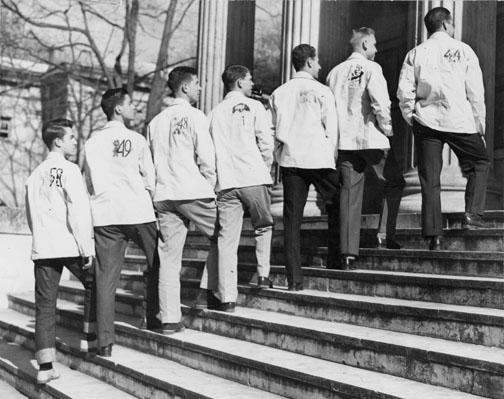 Members of the classes of 1944 through 1950 on the steps of Clio Hall.