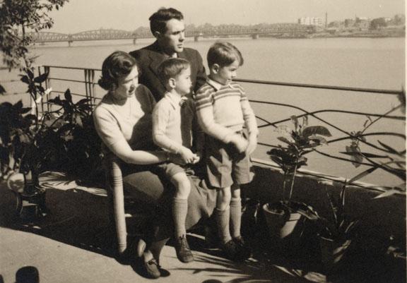  Bill and Mary Jo Lakeland and their children on their balcony overlooking the Nile, where they often entertained Nasser in the early 1950s.
