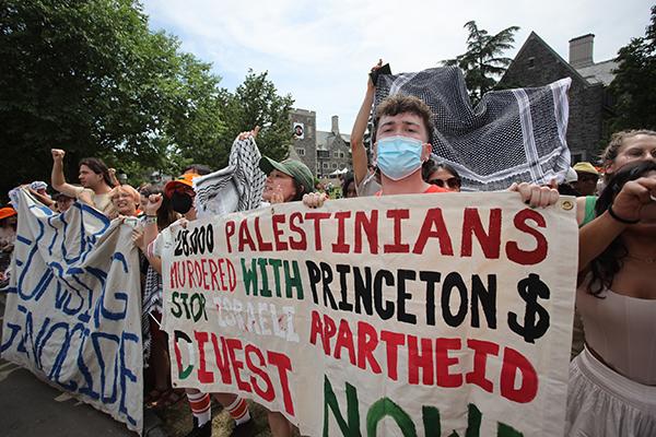 Protesters line the sides of the P-rade holding pro-Palestinian signs.