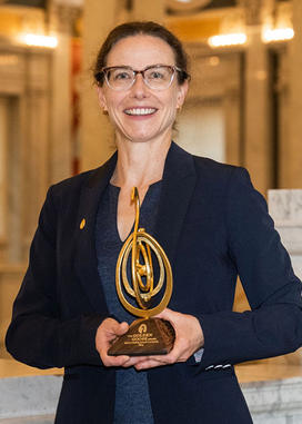 TOW_HeatherLynch00_GoldenGooseAwards11.jpg Heather Lynch ’00 holds her Golden Goose Award.