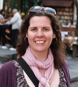 LIVE.RR_Walsh.jpg Keri Walsh *09 in front of Shakespeare and Company, the bookstore in Paris named in honor of Sylvia Beach’s original store.