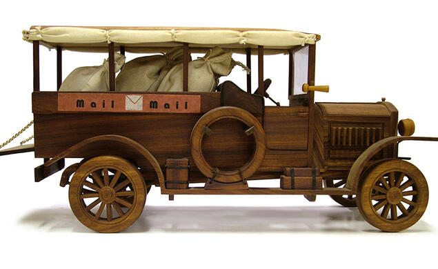 Model of an old-fashioned mail truck.