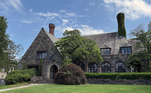 Front view of Cloister Inn