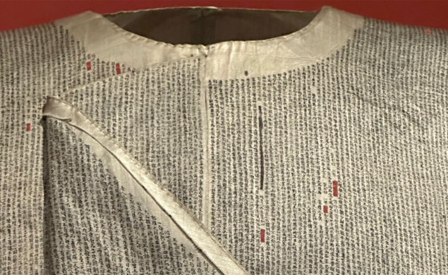 Chinese_shirt_JB.png Items on display include the Pulinsidun daxue baguwen sichou chenyi (The Princeton eight-legged essays silk shirt), a 19th-century Chinese garment with more than a half million miniature characters.