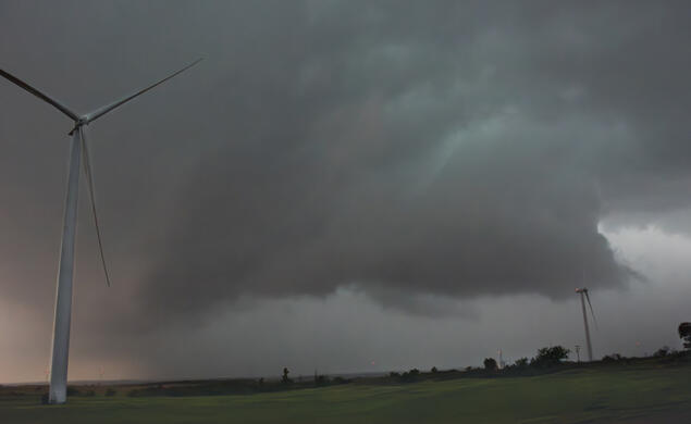 Tom Weber ’89’s new book Cloud Warriors explores the movements and people dedicated to understanding deadly storms. Pictured at left is the wall cloud of a supercell — a severe type of thunderstorm — over southwest Oklahoma. These formations are of key interest to researchers because supercells often precede violent tornadoes.