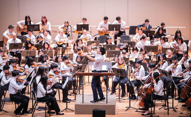Lou Chen ’19 conducts students from INTEMPO and the Norwalk Youth Symphony at the Cultural Crossover Concert in April.