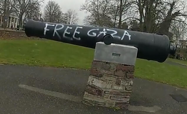 21-prospect-ppd.jpg Free Gaza graffiti on the cannon at Cannon Dial Elm Club