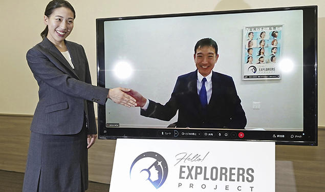 Ayu Yoneda (left) virtually “shakes hands” with Makoto Suwa *07 during a press conference in Tokyo on Feb. 28, after the Japan Aerospace Exploration Agency selected them to become astronauts.