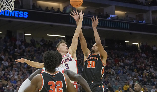 Princeton’s Tosan Evbuomwan ’23 shoots over Arizona guard Pelle Larsson