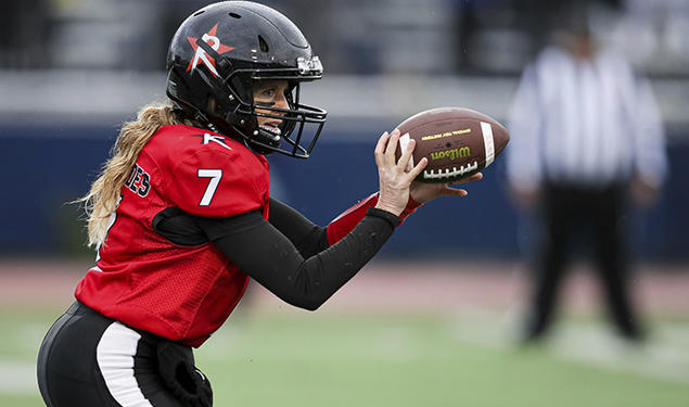 Boston Renegades quarterback Allison Cahill ’03 dishes the football to a running back in a game between the Boston Renegades and the Tampa Bay Inferno on June 3.