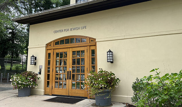 The front doors of Princeton’s Center for Jewish Life, flanked by large planters of flowers.