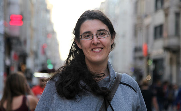 Elizabeth Tsurkov with a streetscape in the background.